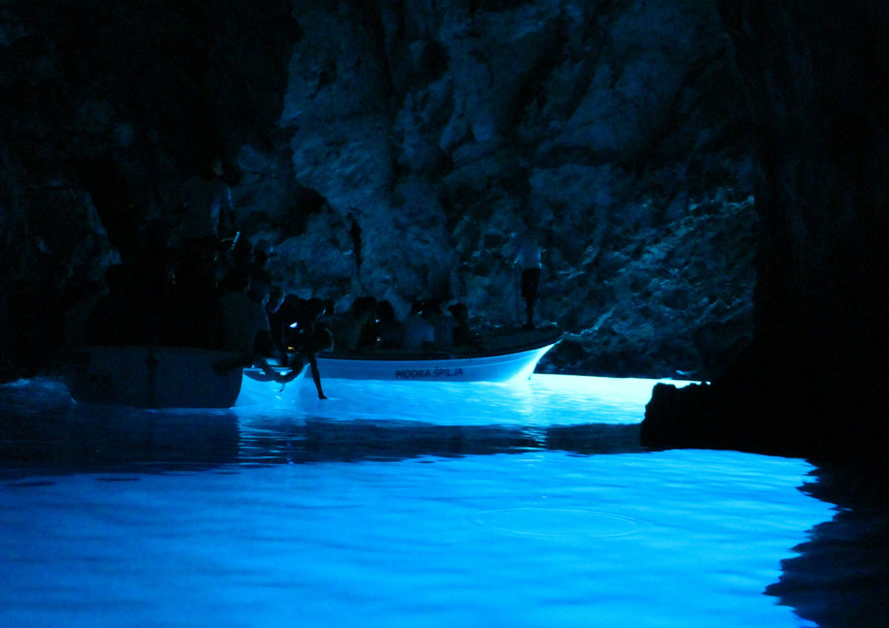 Deň 4: Vis → Modrá jaskyňa (Biševo) → Komiža, Vis (~12 námorných míľ celkovo)