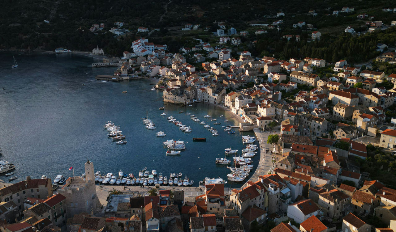 Deň 5: Komiža, Vis → Vela Luka, Korčula (~28 NM)