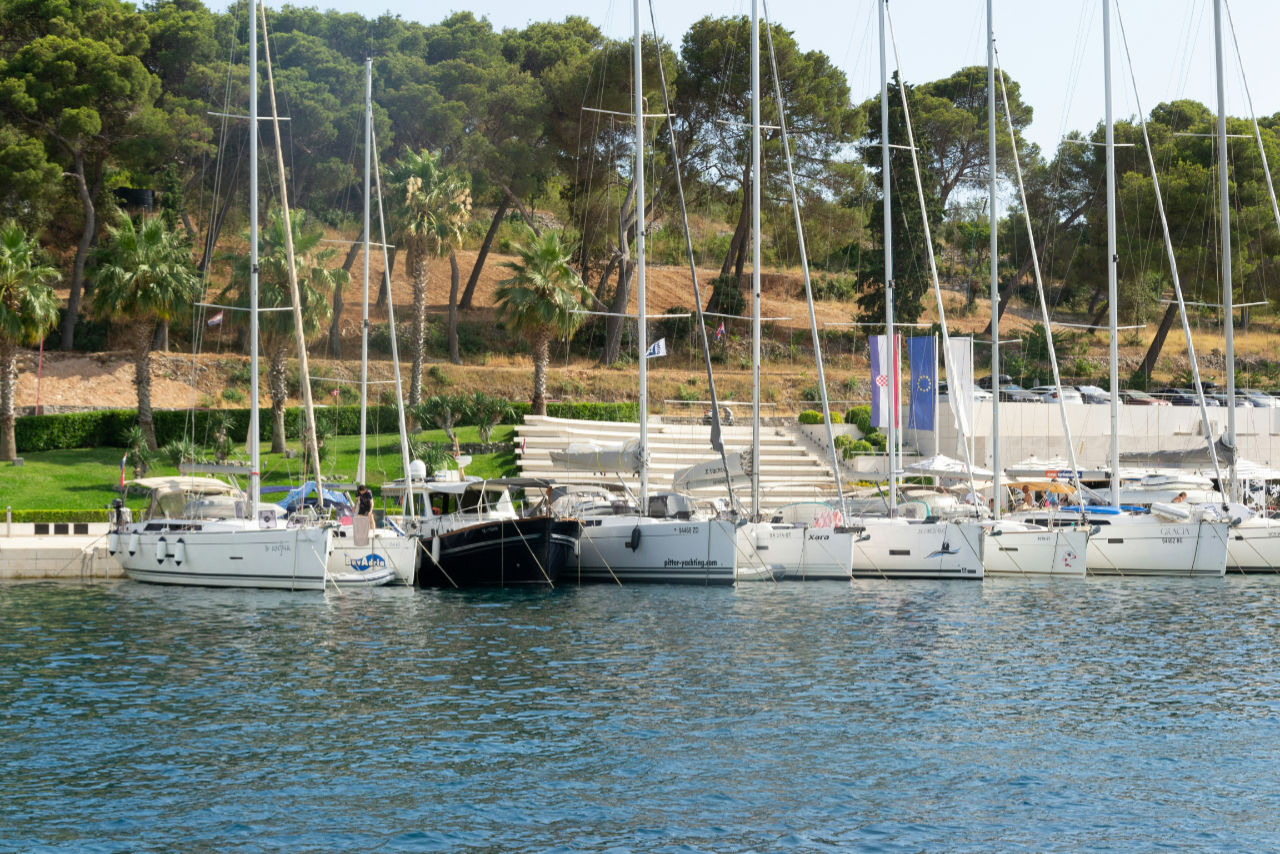 Deň 12: Maslinica → Drvenik Veli (modrá lagúna) (~12 námorných míľ)