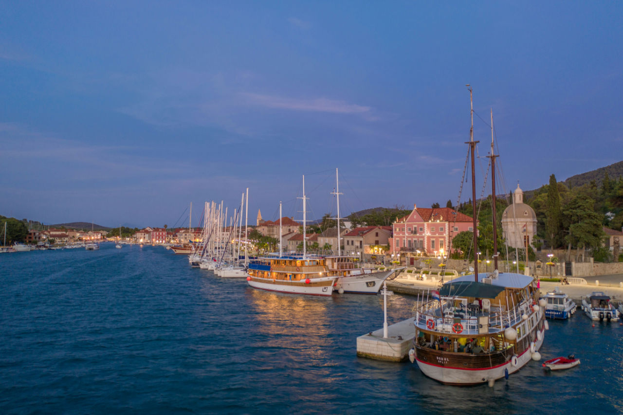 Day 9: Stari Grad → Pakleni Islands (lay-and-play) (~12–14 NM)