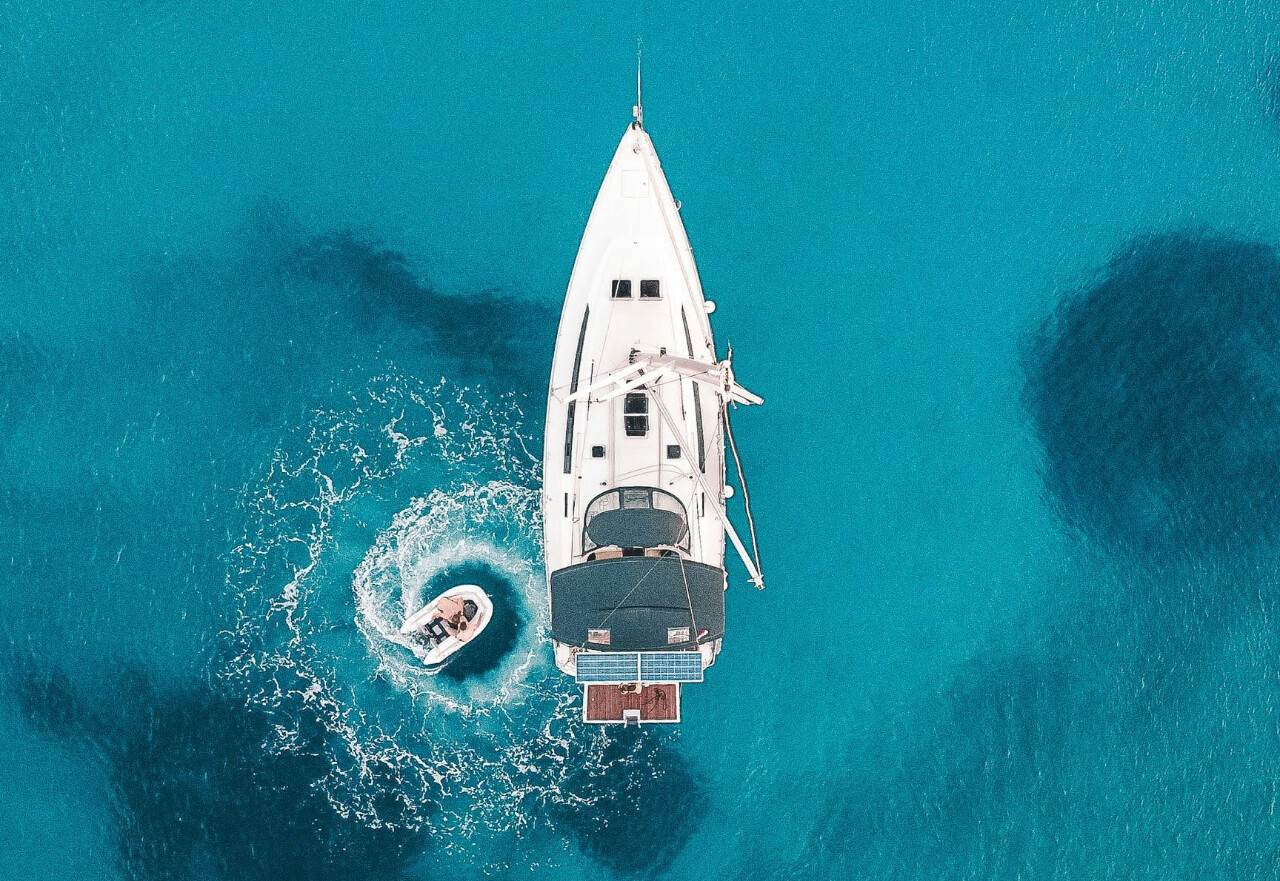 Segelyacht und Motoryacht vor der Insel Cres