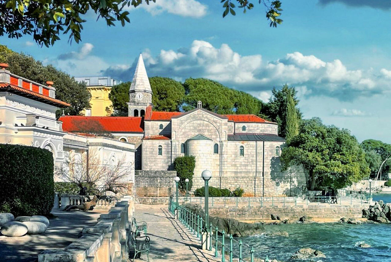 Die 300 Jahre alte Kirche St. Jakob in Opatija, Kroatien.