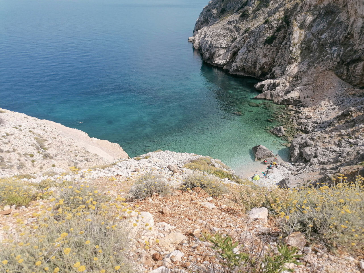 Ein wunderschöner Strand auf Cres, in der Region Kvarner.