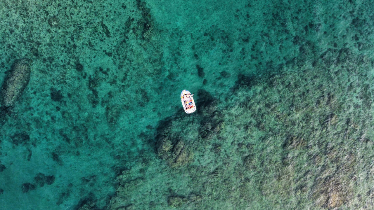 Motorboot vor Anker an der K&uuml;ste der Insel Rab in der Kvarner Bucht