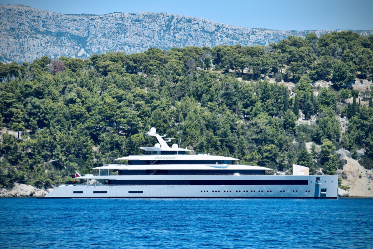 Die Superyacht Moonrise vor der Küste von Zadar