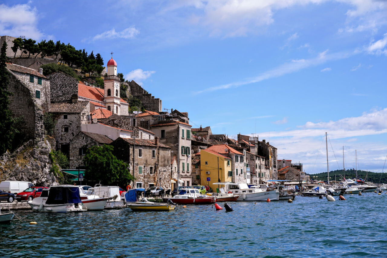 Blick vom Boot während eines Segelurlaubs in Šibenik