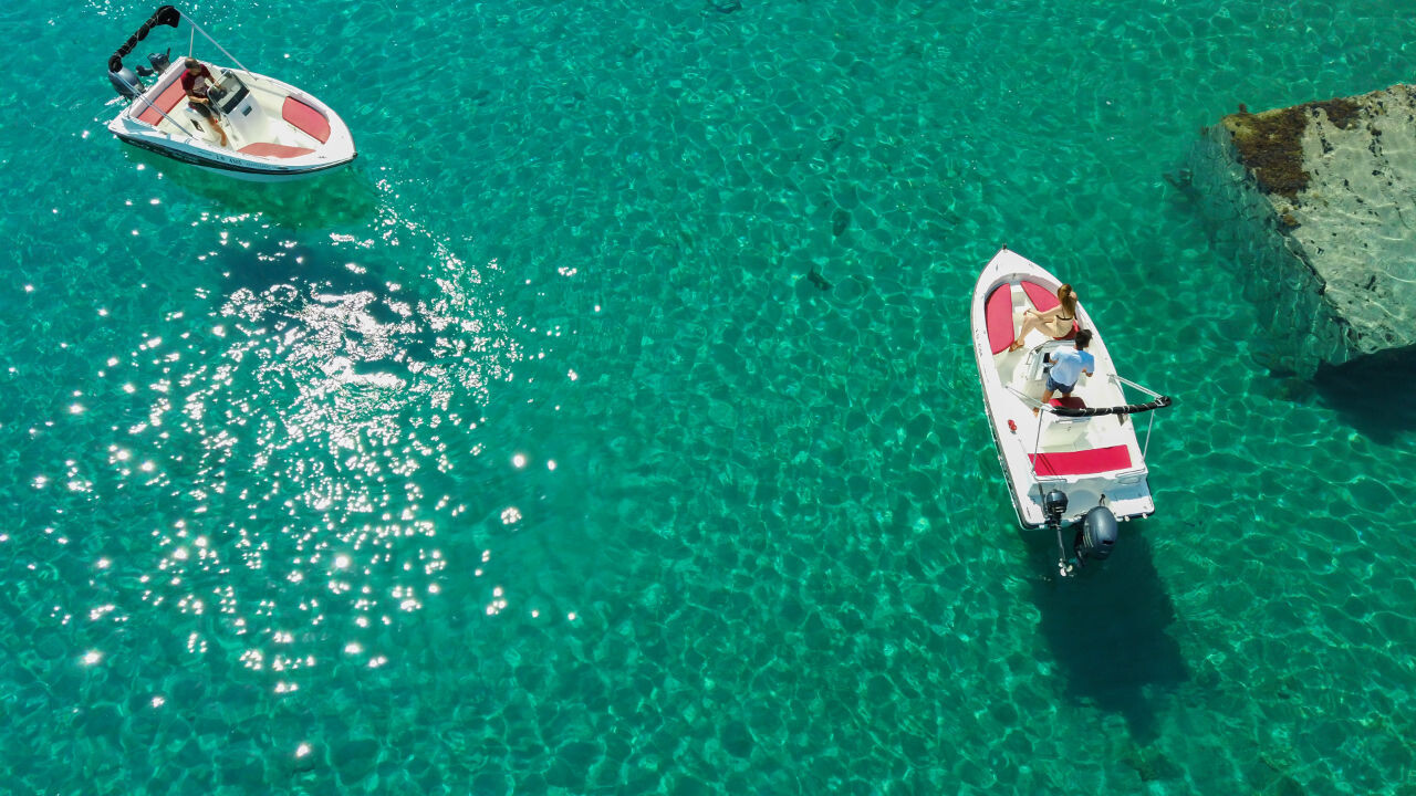 Motor boats close to Seget