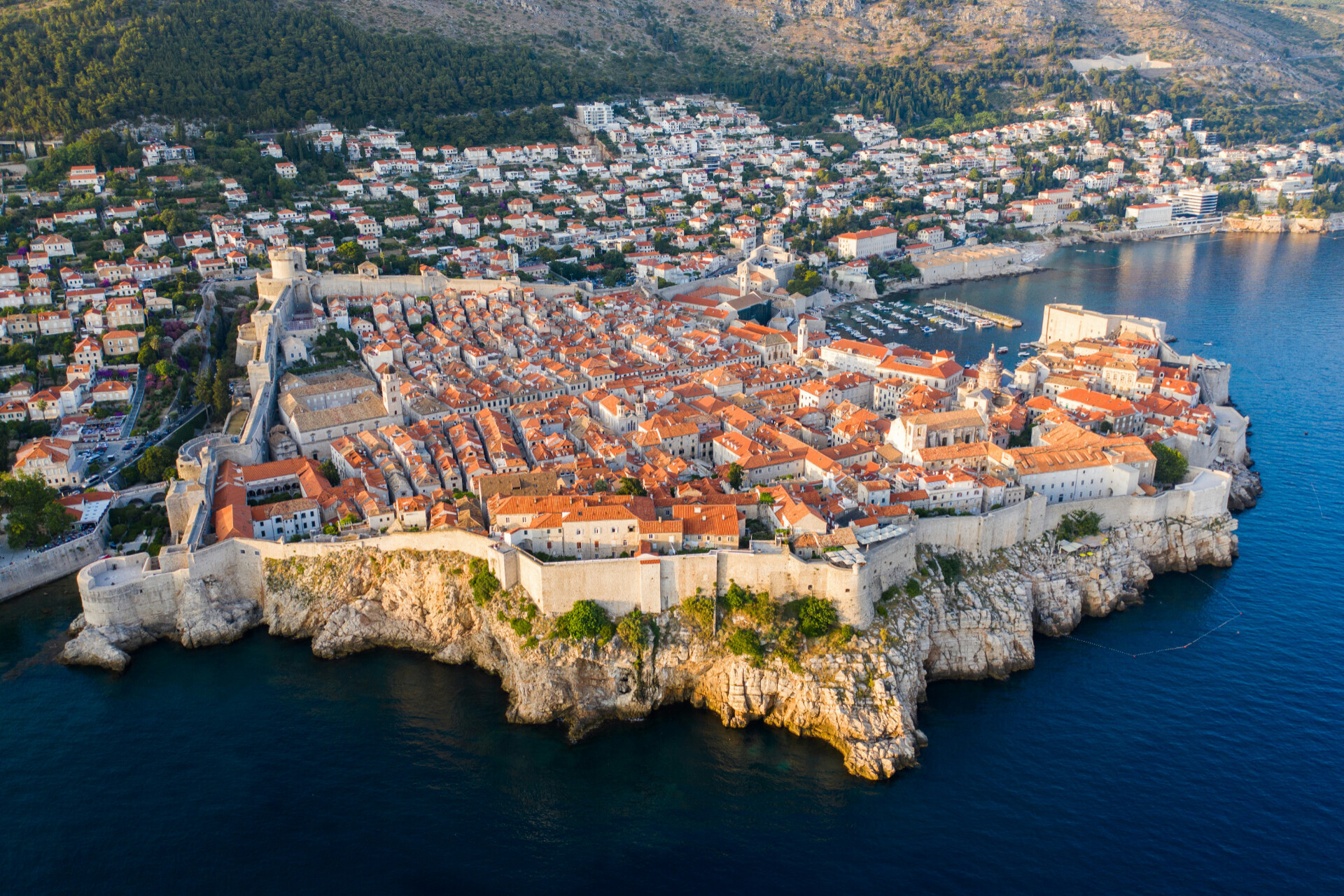Zlatá hodina – záber z dronu na Dubrovník, Chorvátsko.