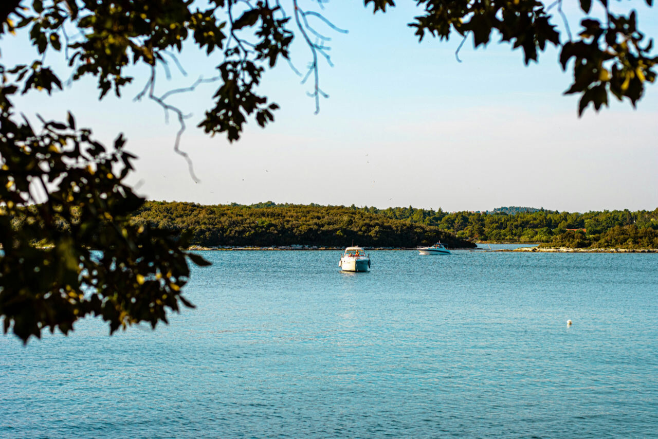 Motoscafo davanti a Vrsar