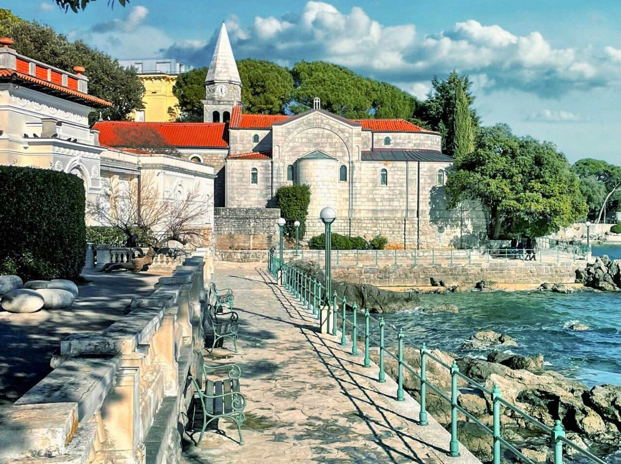 Die dreihundert Jahre alte Kirche des hl. Jakob in Opatija, Kroatien.
