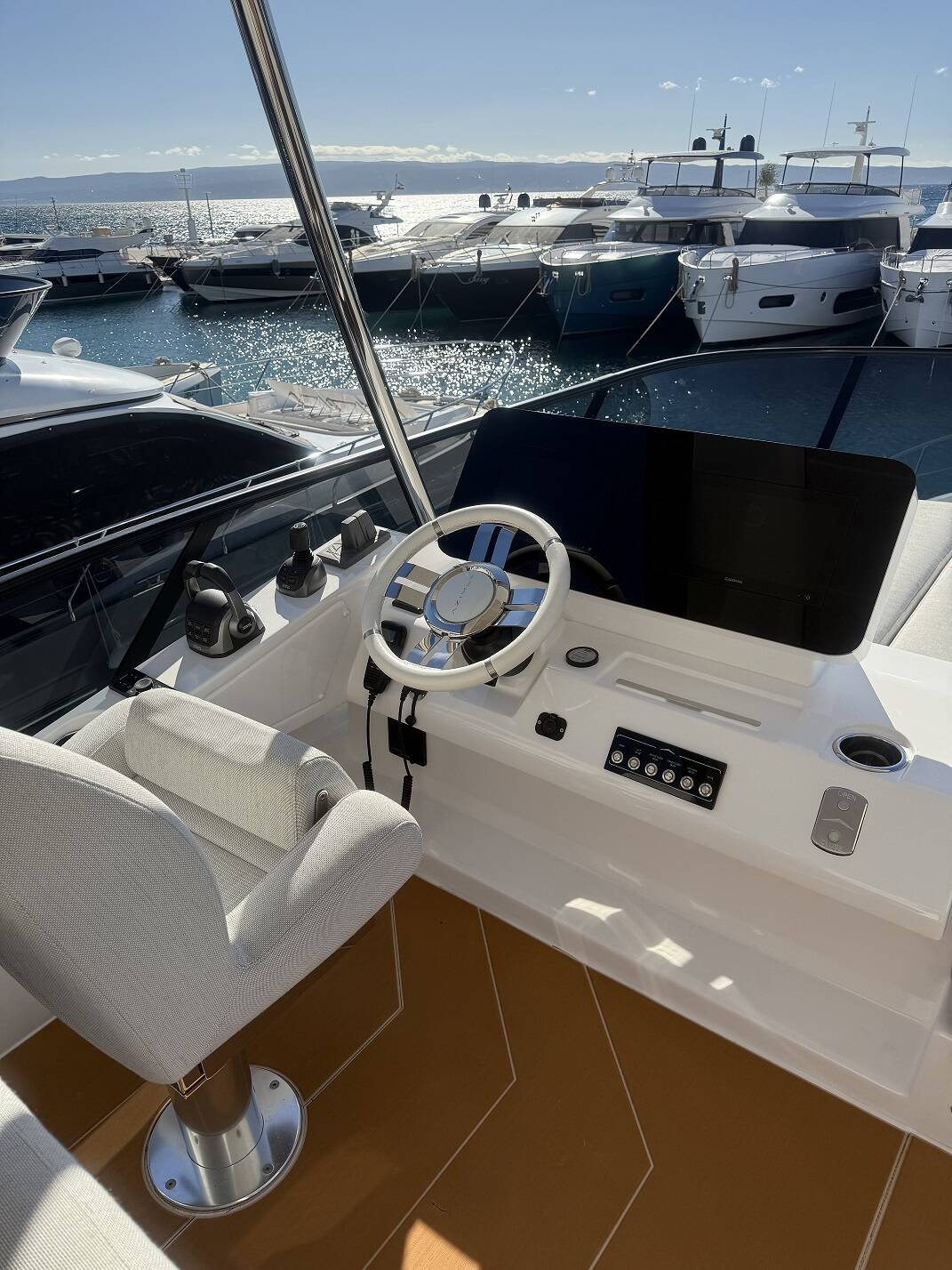 Azimut 53 White