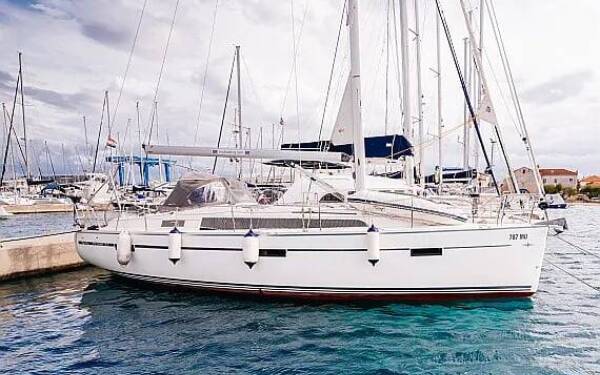 Bavaria Cruiser 37 Blue Tone