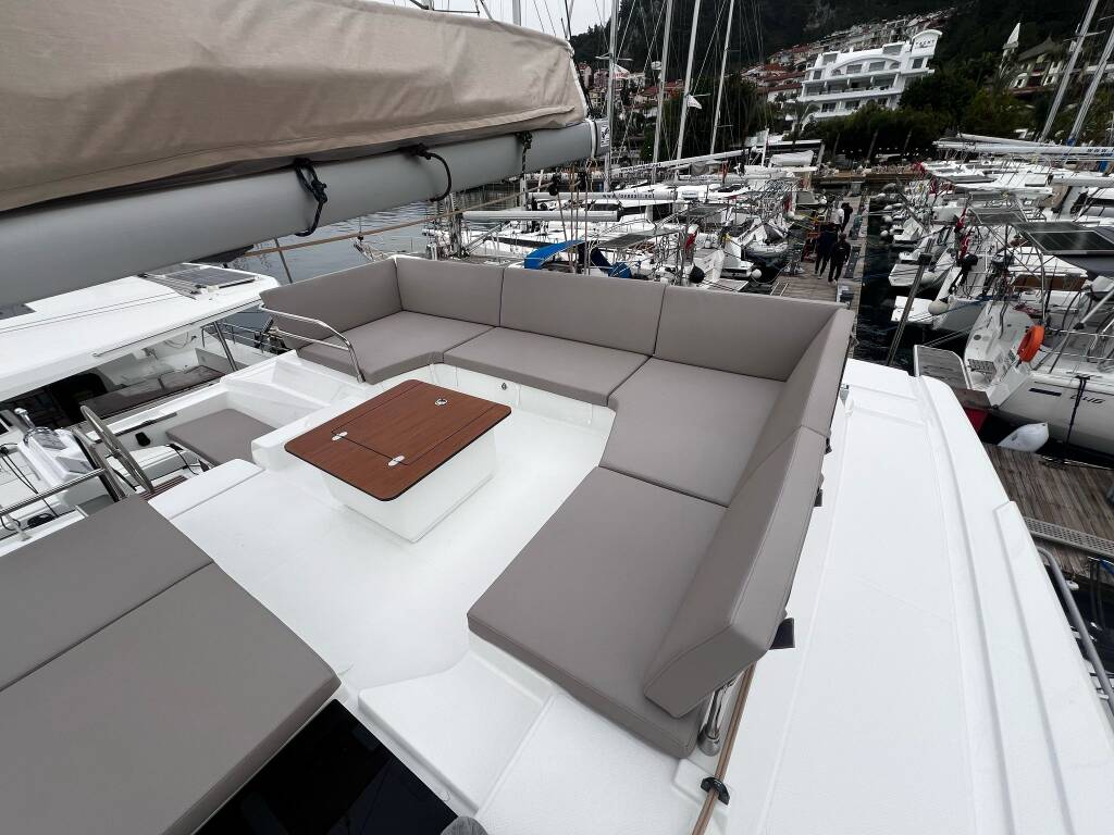 Fountaine Pajot Tanna 47 Blue Angel