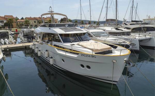 Greenline 48 Red Hot