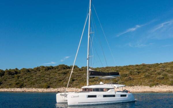 Lagoon 51 OW Catwalk