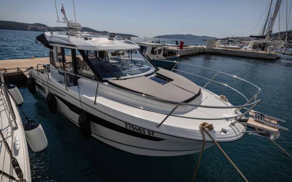 Merry Fisher 895 Offshore Shearwater