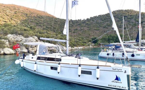Oceanis 38.1 Sail Lyra