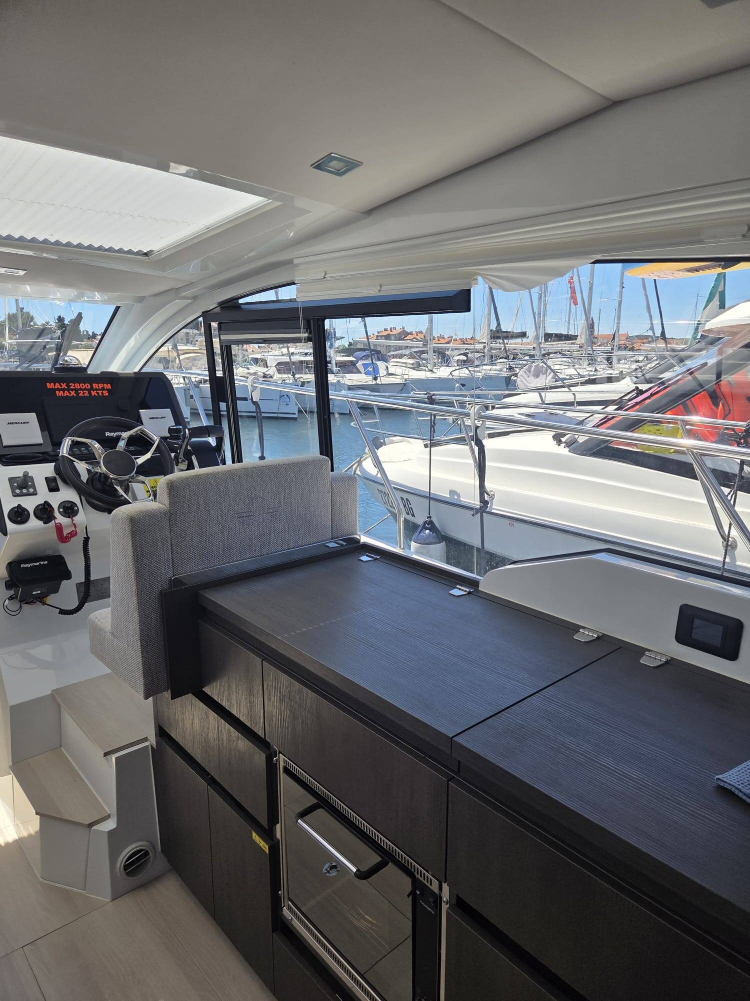 Sealine C335 Min Maity